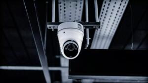 Is een verborgen camera plaatsen strafbaar?